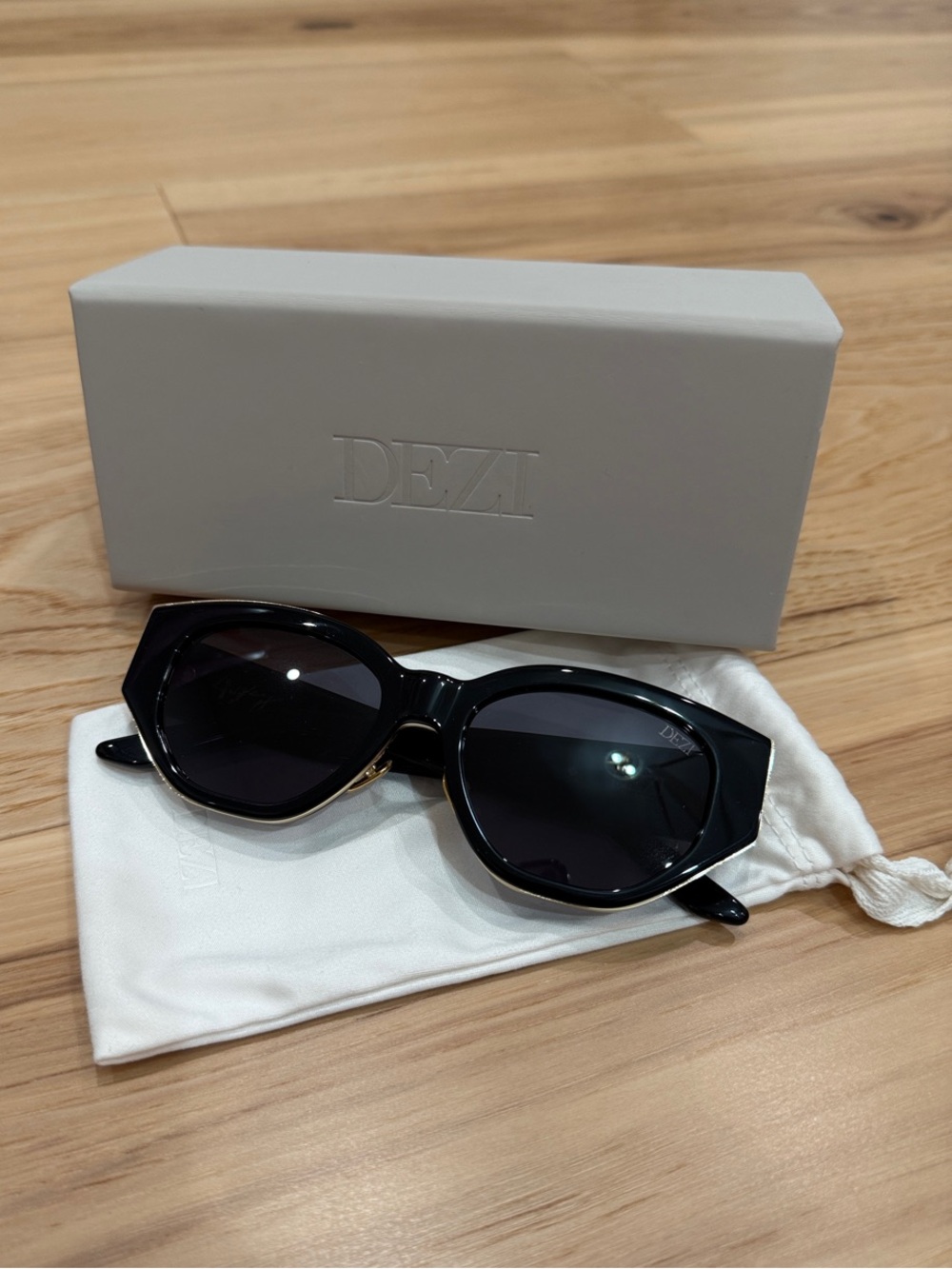 DEZI ‘Charge it’ Sunglasses
